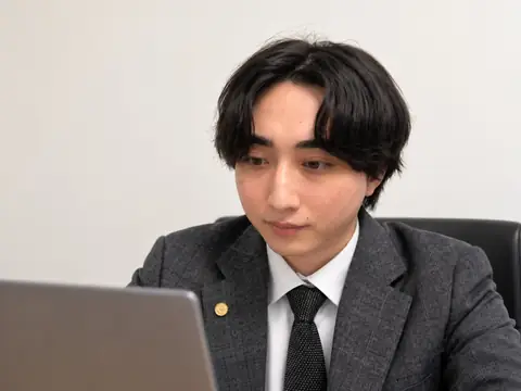 代表者がデスクでパソコンに向かっている写真
